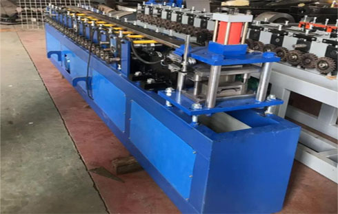 Shutter door roll forming machine